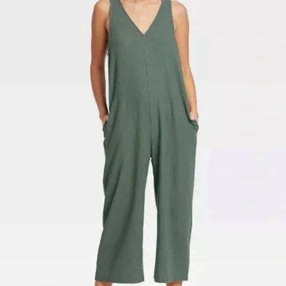 ISO - Universal Thread Jumpsuit (Either Style and Any Color!) Size L